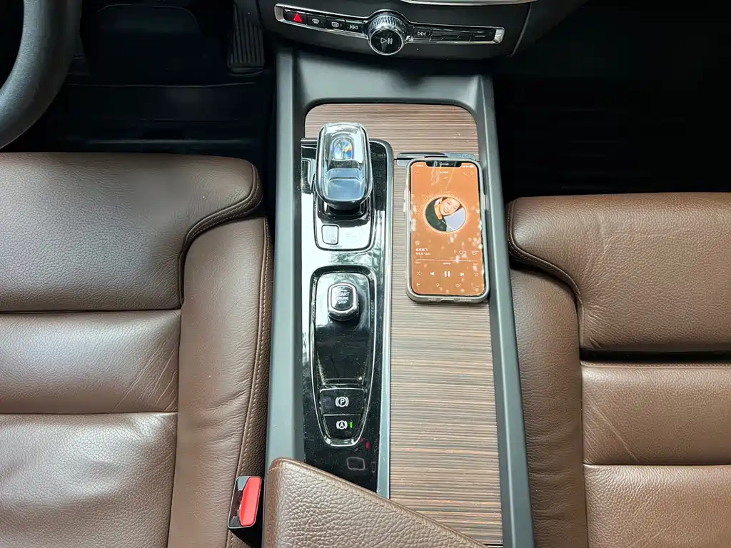 Volvo XC60 2022 B5 four-wheel drive Zhiyi Luxury Edition купить на сайте DeffCars