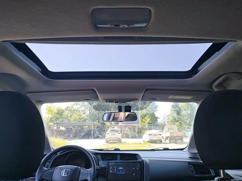Fit 2018 1.5L CVT comfort sunroof version купить на сайте DeffCars