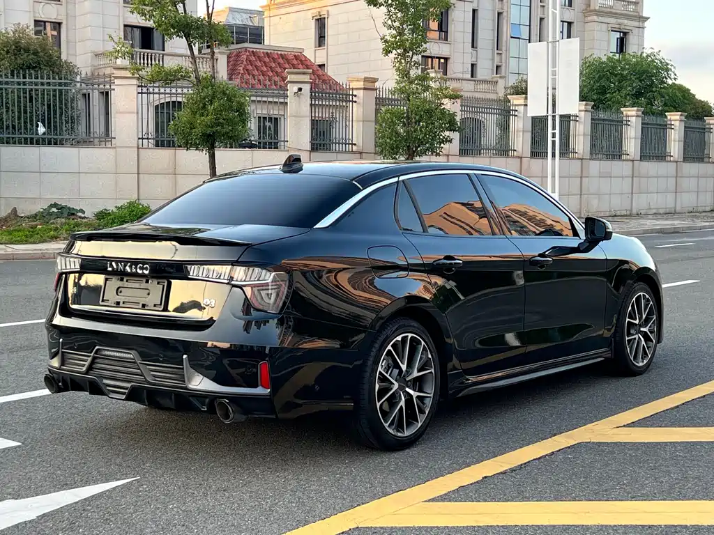 Lynk & Co 03 2022 1.5TD DCT Pro купить на сайте DeffCars