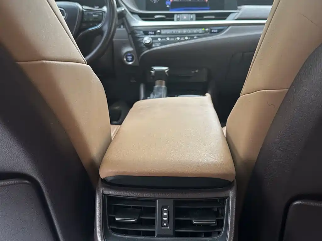 Lexus ES 2020 300h Excellence Edition купить на сайте DeffCars