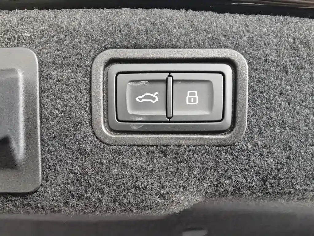 Audi A8 2023 A8L 50 TFSI quattro Premium Selection купить на сайте DeffCars
