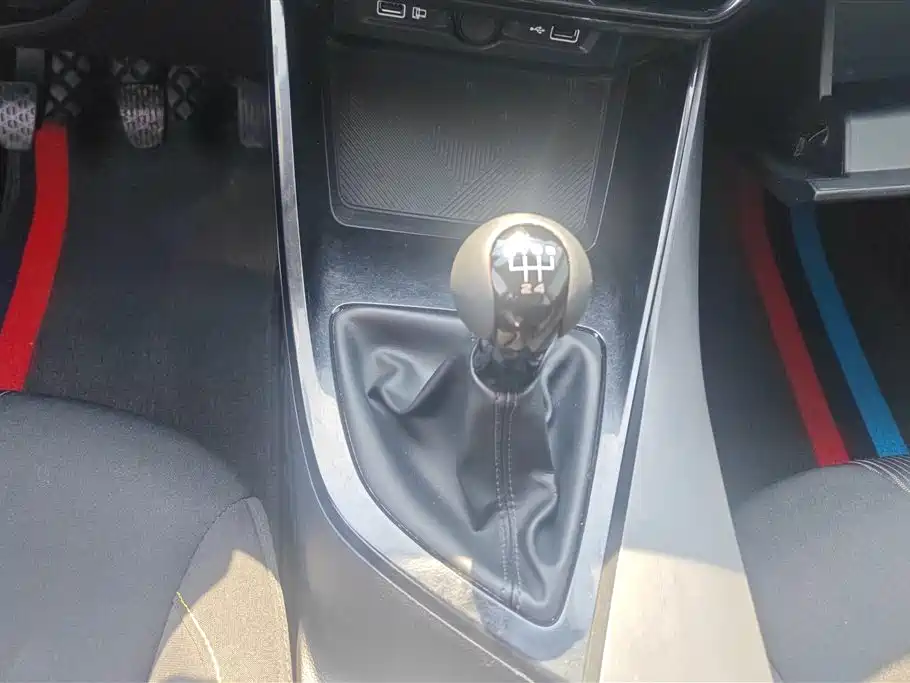 Roewe i5 2021 1.5L manual platinum version купить на сайте DeffCars
