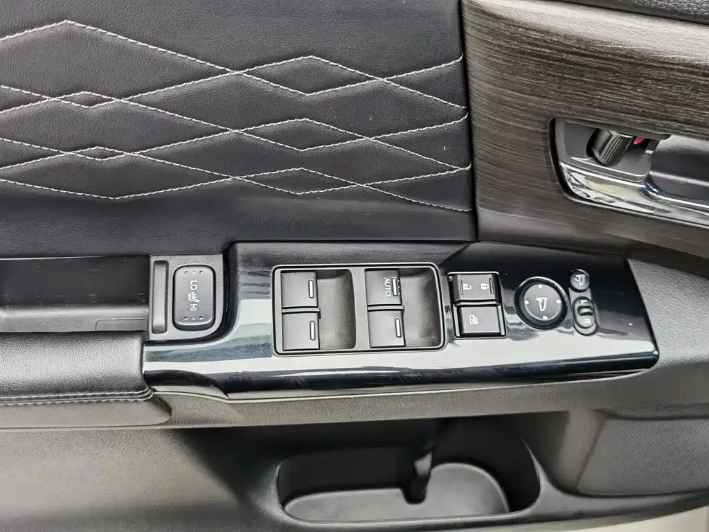 Alison 2022 2.0L e:HEV Luxury First Edition купить на сайте DeffCars