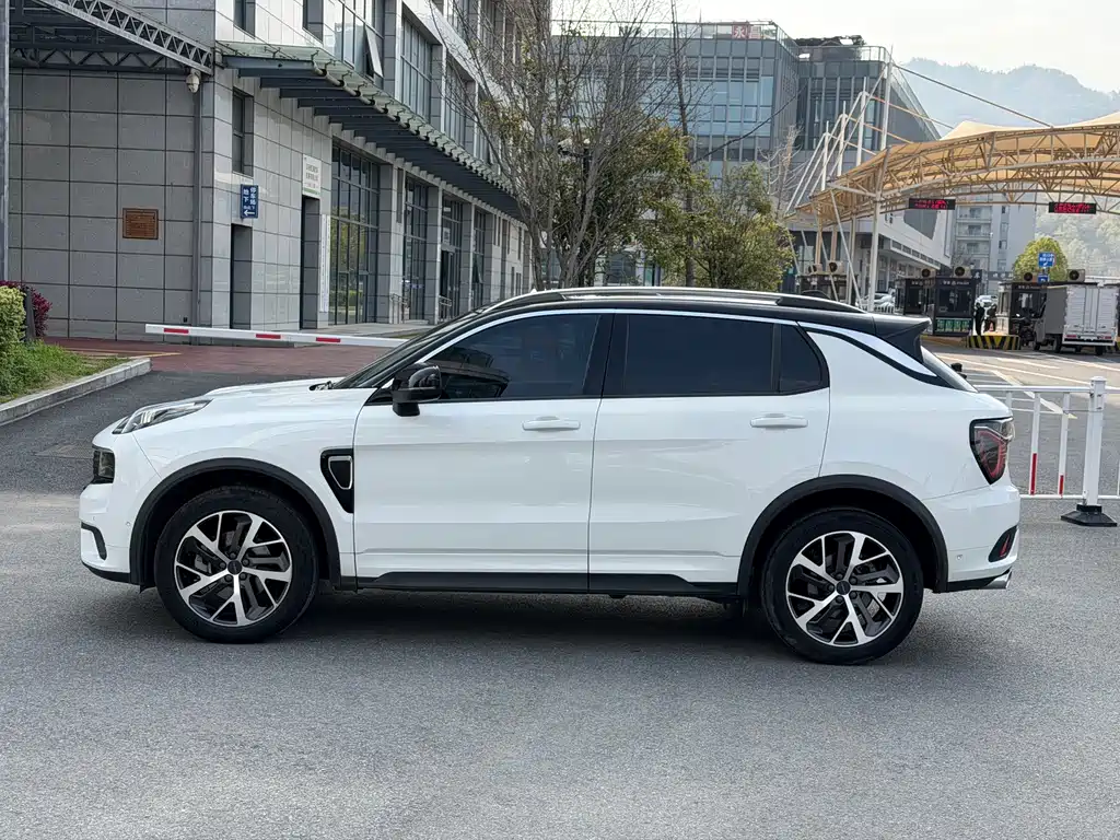 Lynk & Co 01 2017 2.0T 4WD Pro version купить на сайте DeffCars