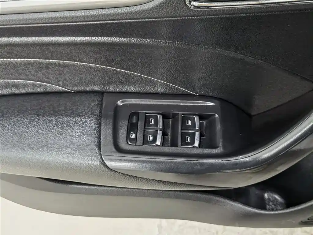 Roewe i6 New Energy 2017 45T Hybrid Internet Smart Edition купить на сайте DeffCars