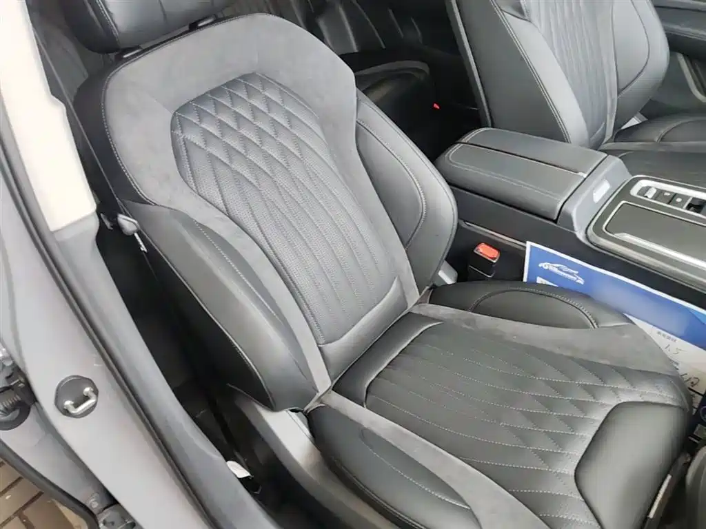 Hongqi HS5 2023 2.0T Qixiang Pro version купить на сайте DeffCars