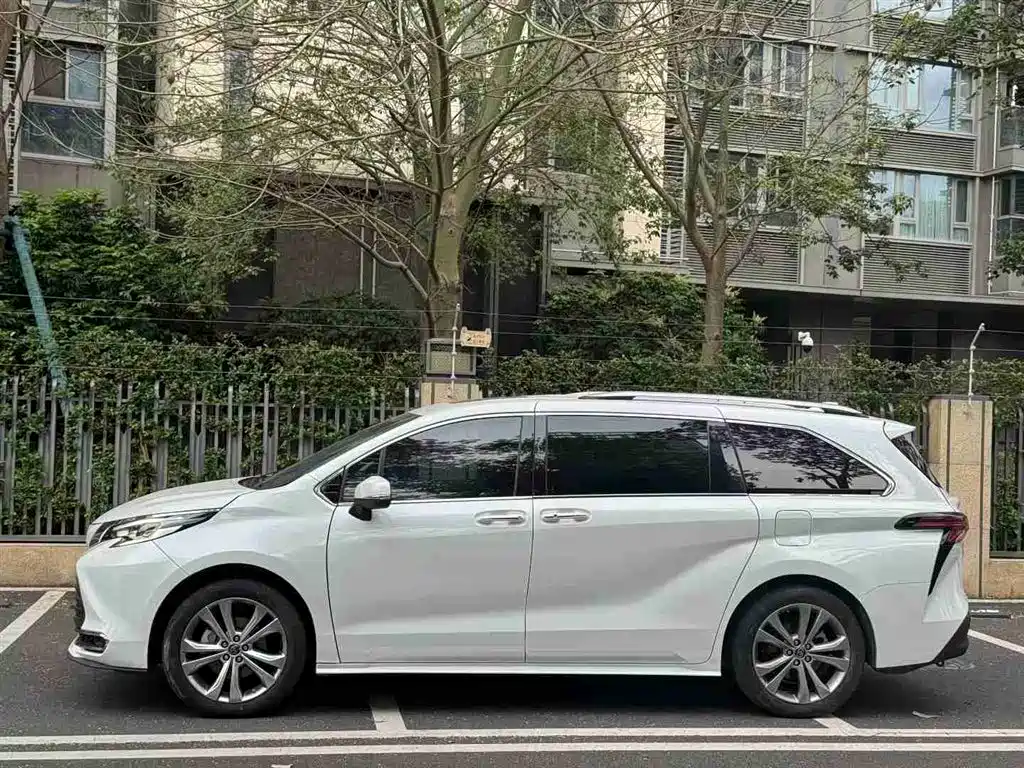 SIENNA 2021 2.5L Hybrid Deluxe Edition купить на сайте DeffCars