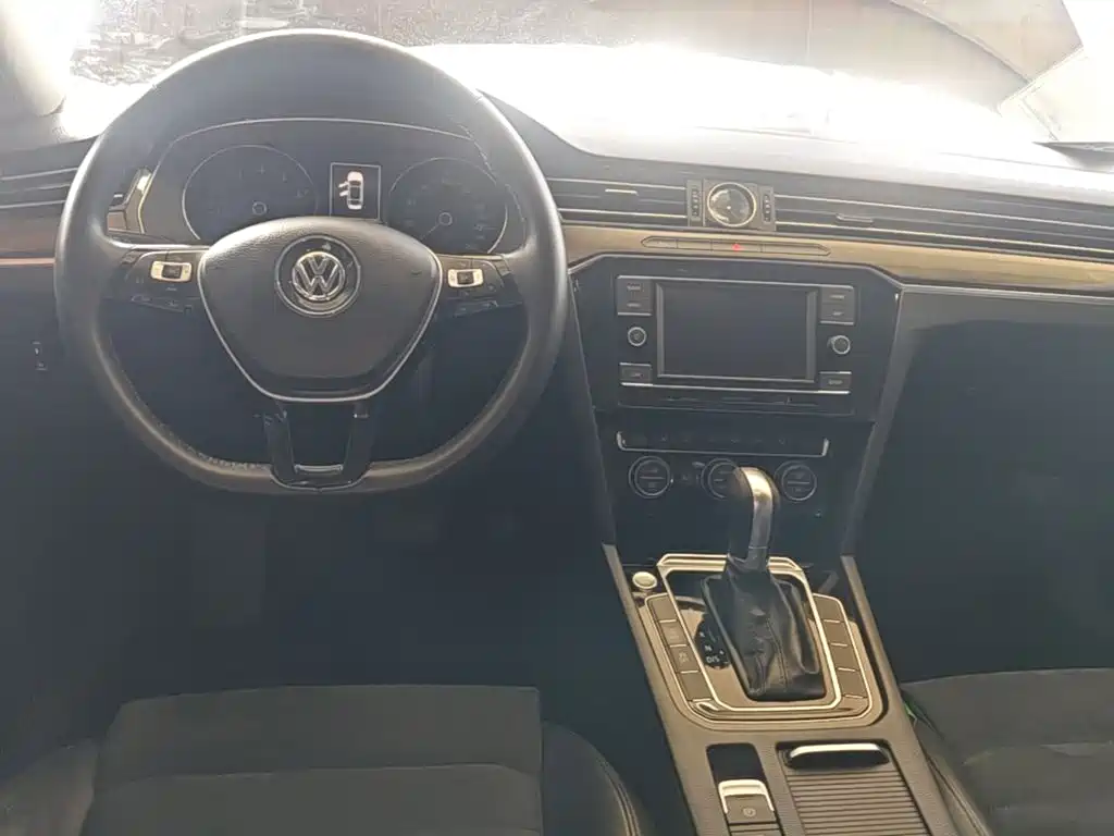 MAGOTAN 2018 330TSI DSG luxury model купить на сайте DeffCars