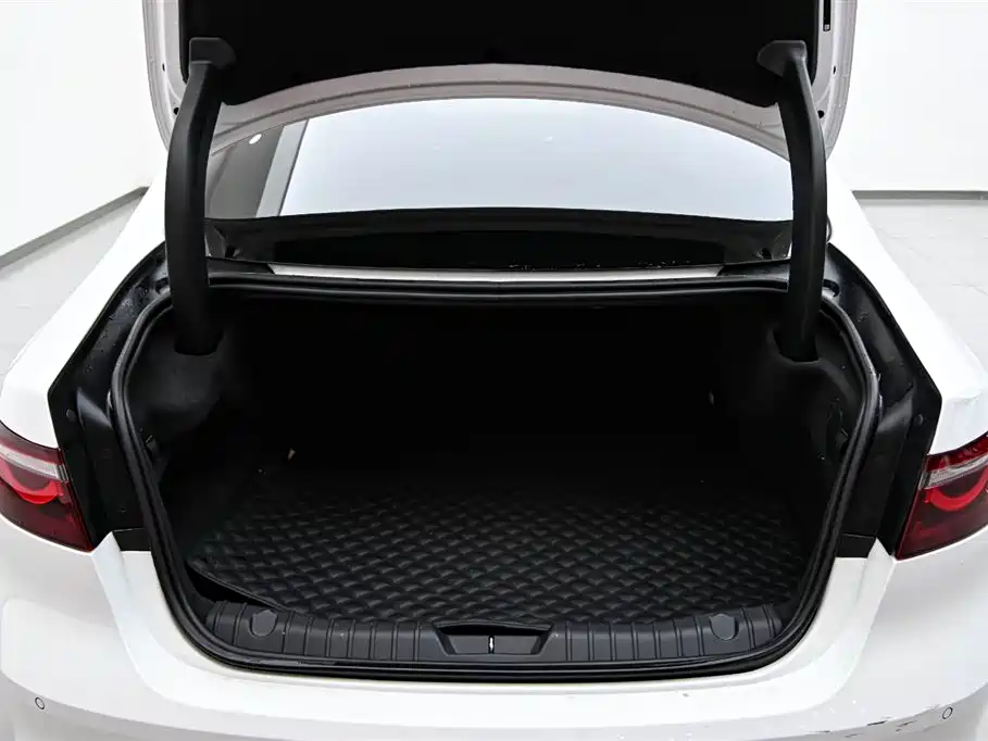 Jaguar XFL 2023 XFL 2.0T P200 2WD Elite Deluxe Edition купить на сайте DeffCars