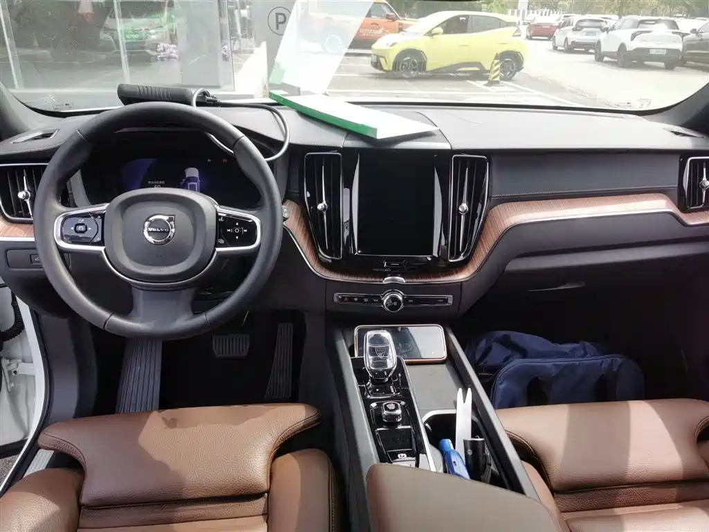 Volvo XC60 2025 B5 four-wheel drive Zhiyuan luxury version купить на сайте DeffCars