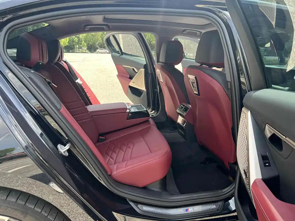 BMW 5 Series 2025 530Li Leading M Sports Package купить на сайте DeffCars
