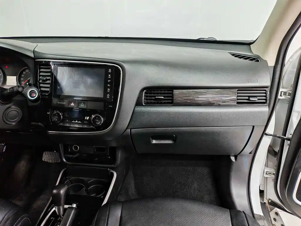 Outlander 2018 2.0L 2WD Honor Edition 5 seats купить на сайте DeffCars