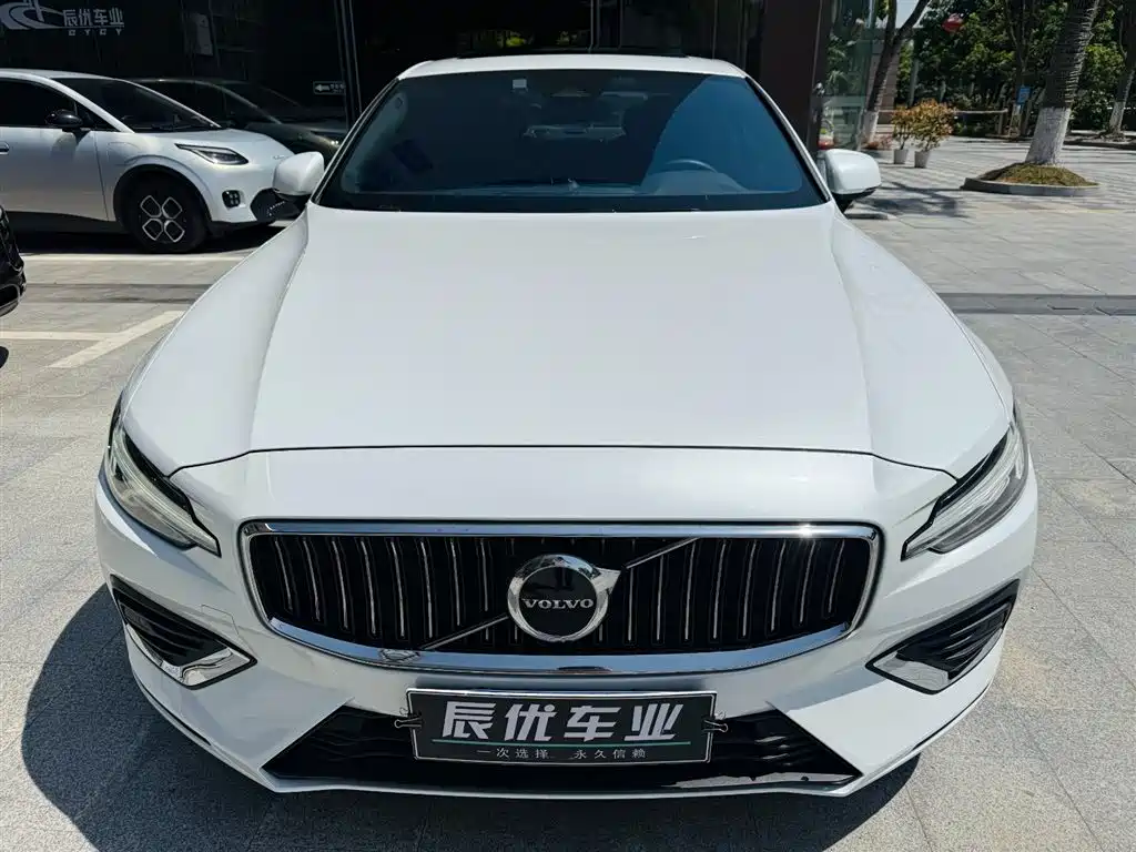 Volvo S60 2023 B4 Zhiyi Luxury Edition купить на сайте DeffCars