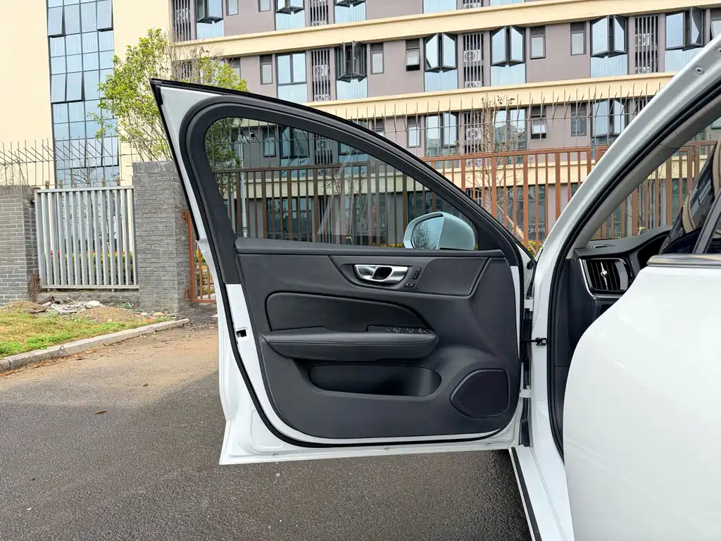 Volvo S60 2021 T4 Zhiyi Luxury Edition купить на сайте DeffCars