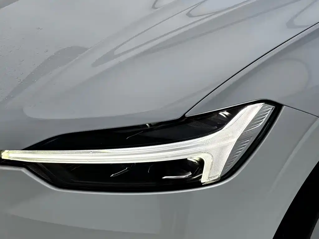 Volvo XC60 2022 B5 four-wheel drive Zhiyi Luxury Edition купить на сайте DeffCars