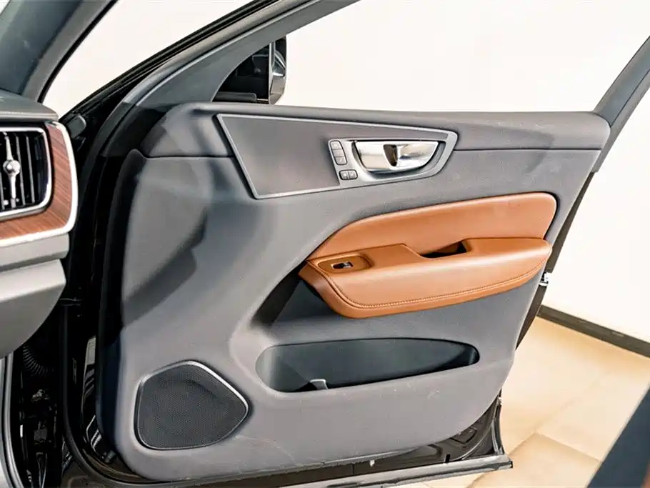 Volvo XC60 2025 B5 four-wheel drive Zhiyuan luxury version купить на сайте DeffCars