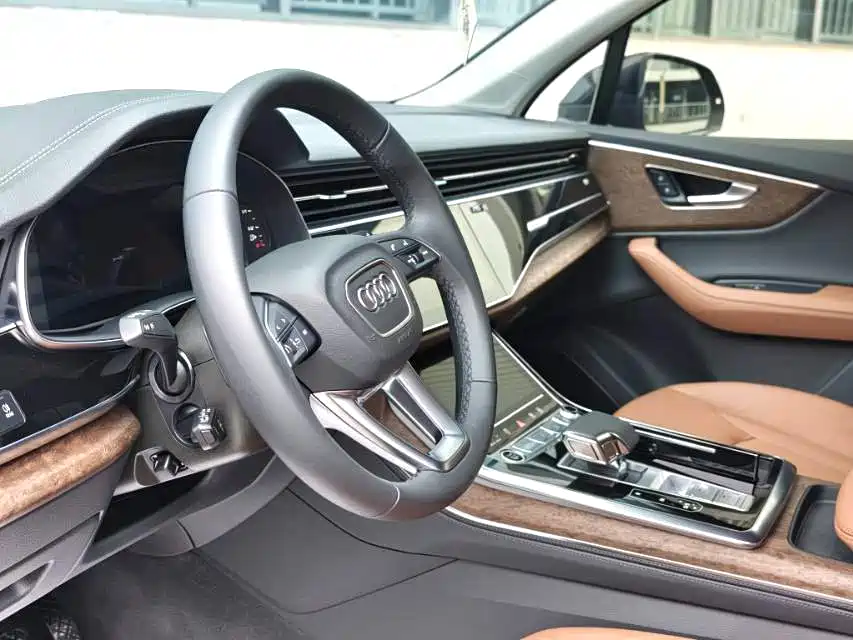 Audi Q7 2023 55 TFSI quattro S line sports version купить на сайте DeffCars