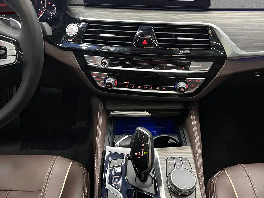 BMW 5 Series 2018 facelift 530Li leading model luxury package купить на сайте DeffCars