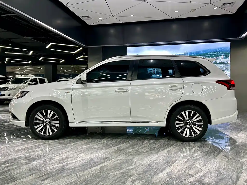 Outlander 2021 facelift 2.0L 2WD smooth version 5 seats купить на сайте DeffCars