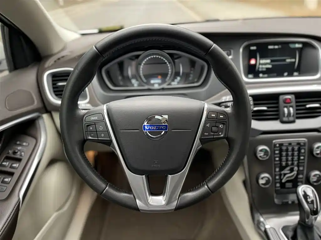 Volvo V40 2016 T3 Zhiya Edition купить на сайте DeffCars