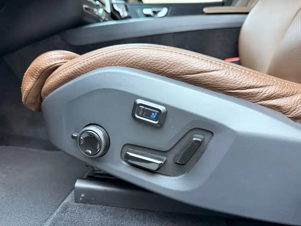 Volvo XC60 2020 T5 four-wheel drive Zhiyuan Deluxe Edition купить на сайте DeffCars