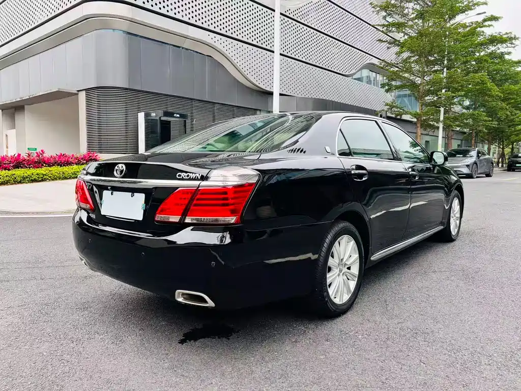 Crown 2012 2.5L Royal Leather Edition купить на сайте DeffCars