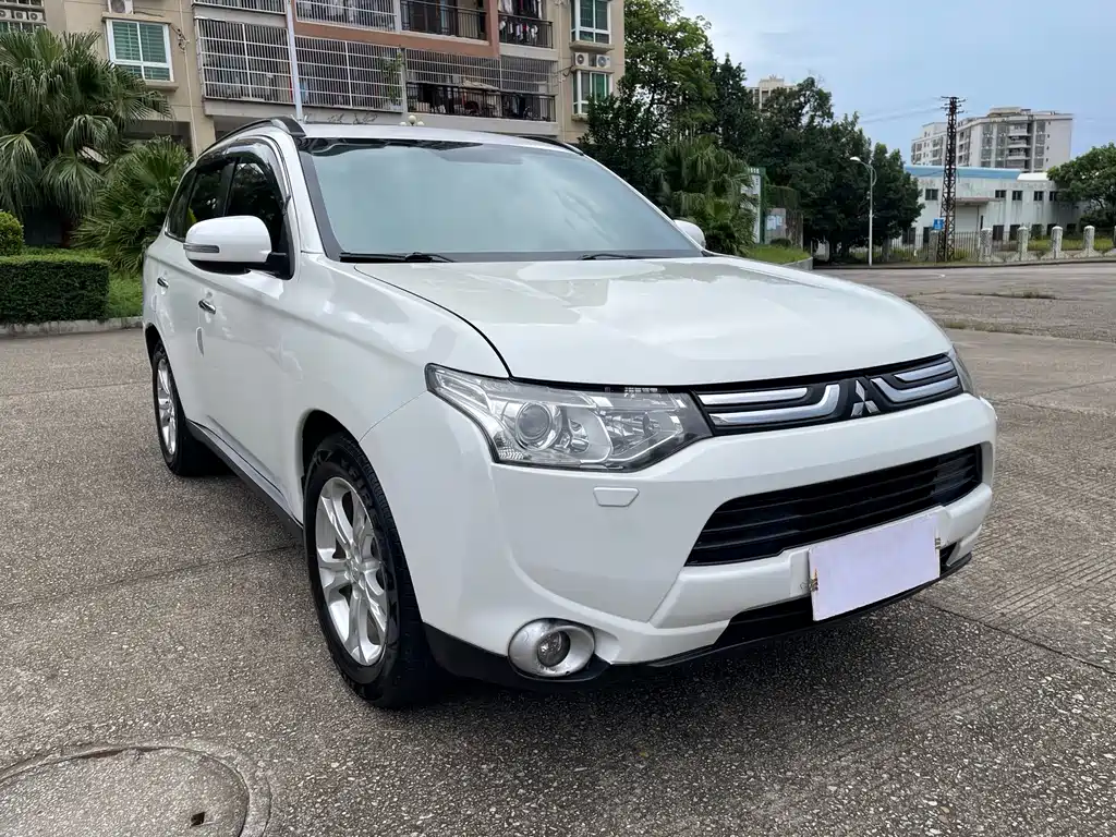 Outlander imported 2014 2.4L four-wheel drive luxury value version, 5 seats купить на сайте DeffCars