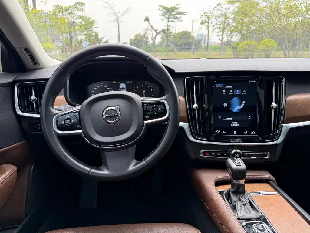 Volvo S90 2020 T5 Zhiyi Luxury Edition купить на сайте DeffCars
