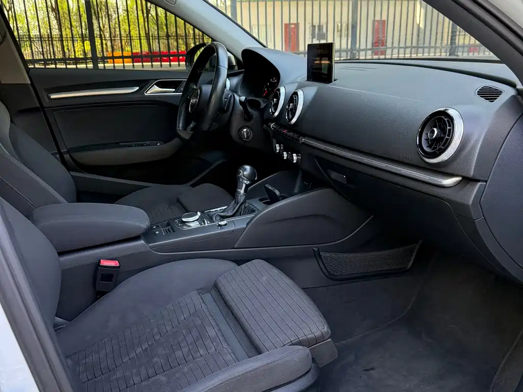 Audi A3 2017 Sportback 40 TFSI sporty купить на сайте DeffCars