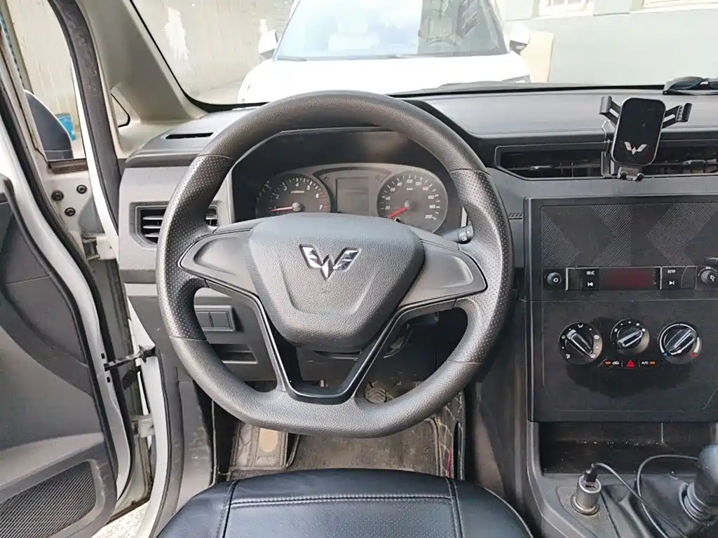 Wuling Hongguang PLUS 2020 1.5L manual standard type 5 seats купить на сайте DeffCars