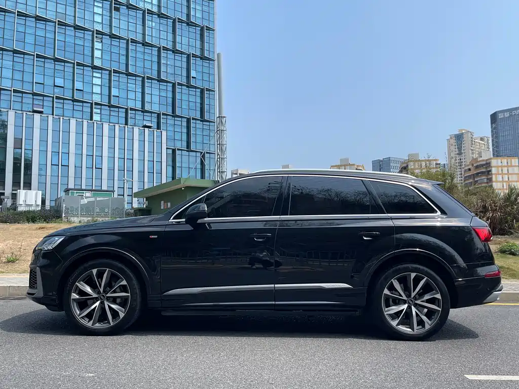 Audi Q7 2023 55 TFSI quattro S line sports version купить на сайте DeffCars