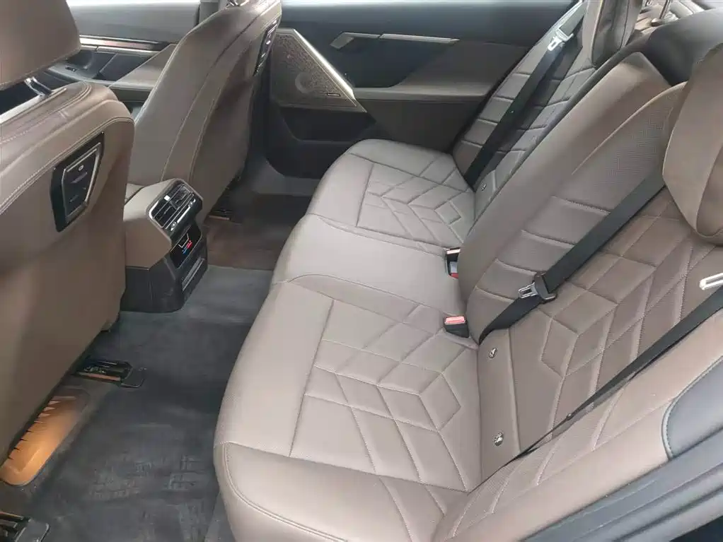 BMW 5 Series 2024 530Li Leading M Sports Package купить на сайте DeffCars