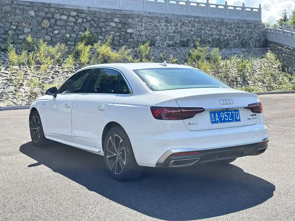 Audi A4L 2022 35 TFSI Fashionable and Dynamic купить на сайте DeffCars