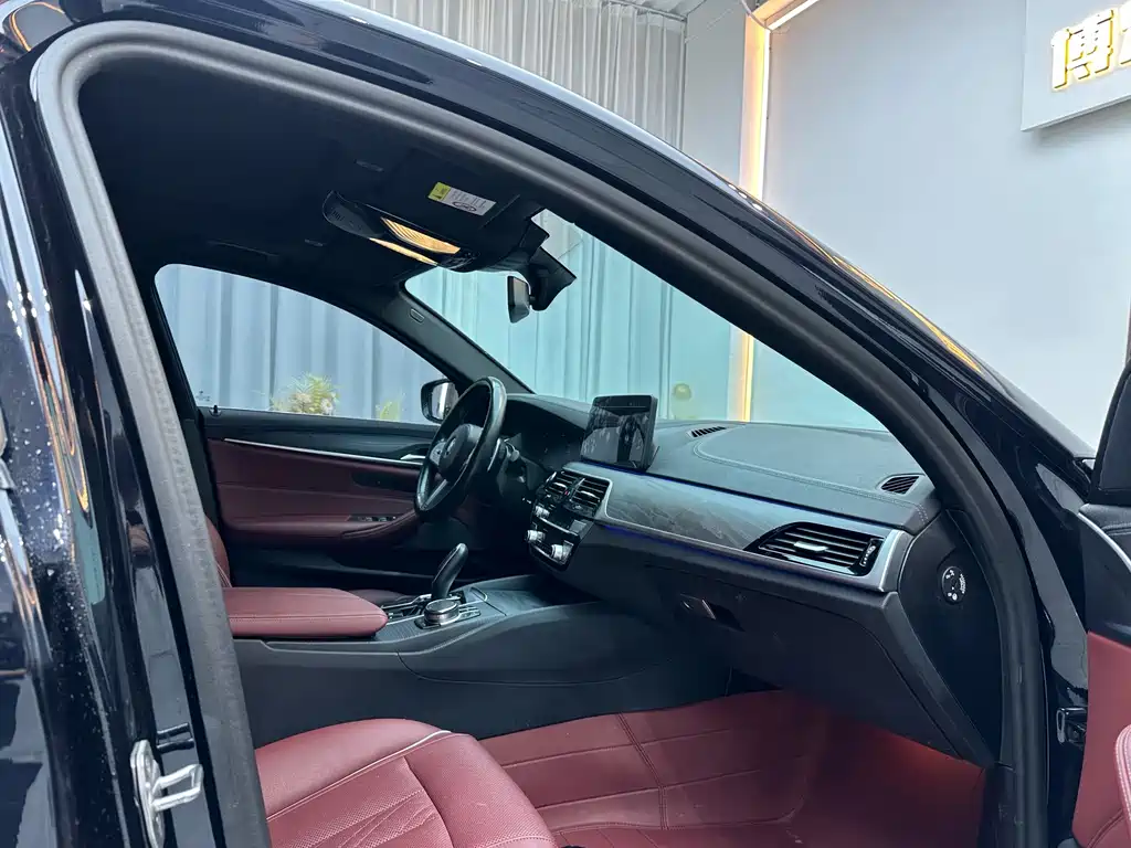 BMW 5 Series 2023 530Li Leading M Sports Package купить на сайте DeffCars