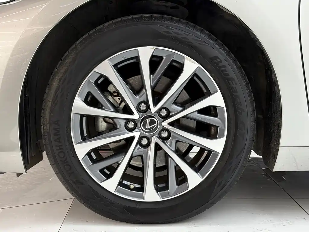 Lexus ES 2023 200 Excellence Edition купить на сайте DeffCars