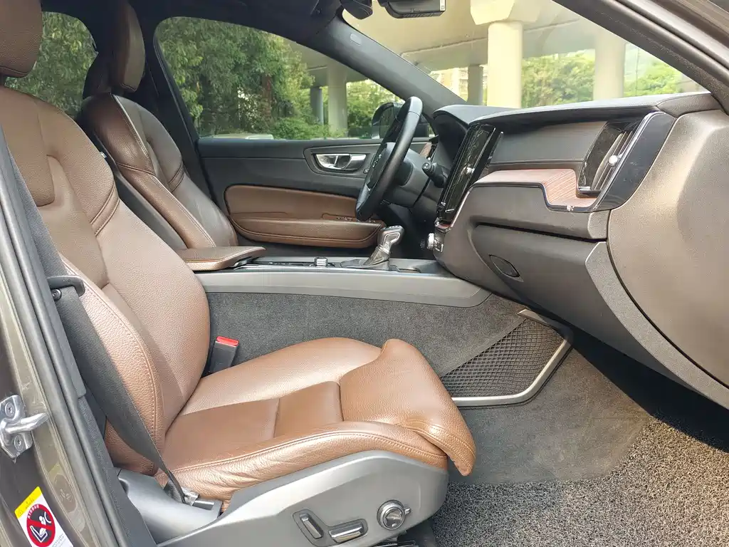 Volvo XC60 2021 T5 four-wheel drive Zhiyuan Deluxe Edition купить на сайте DeffCars
