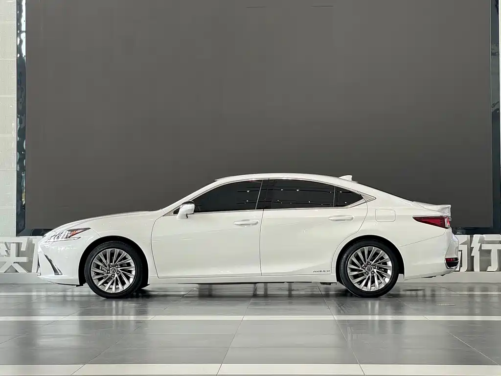 Lexus ES 2021 300h Executive Edition купить на сайте DeffCars