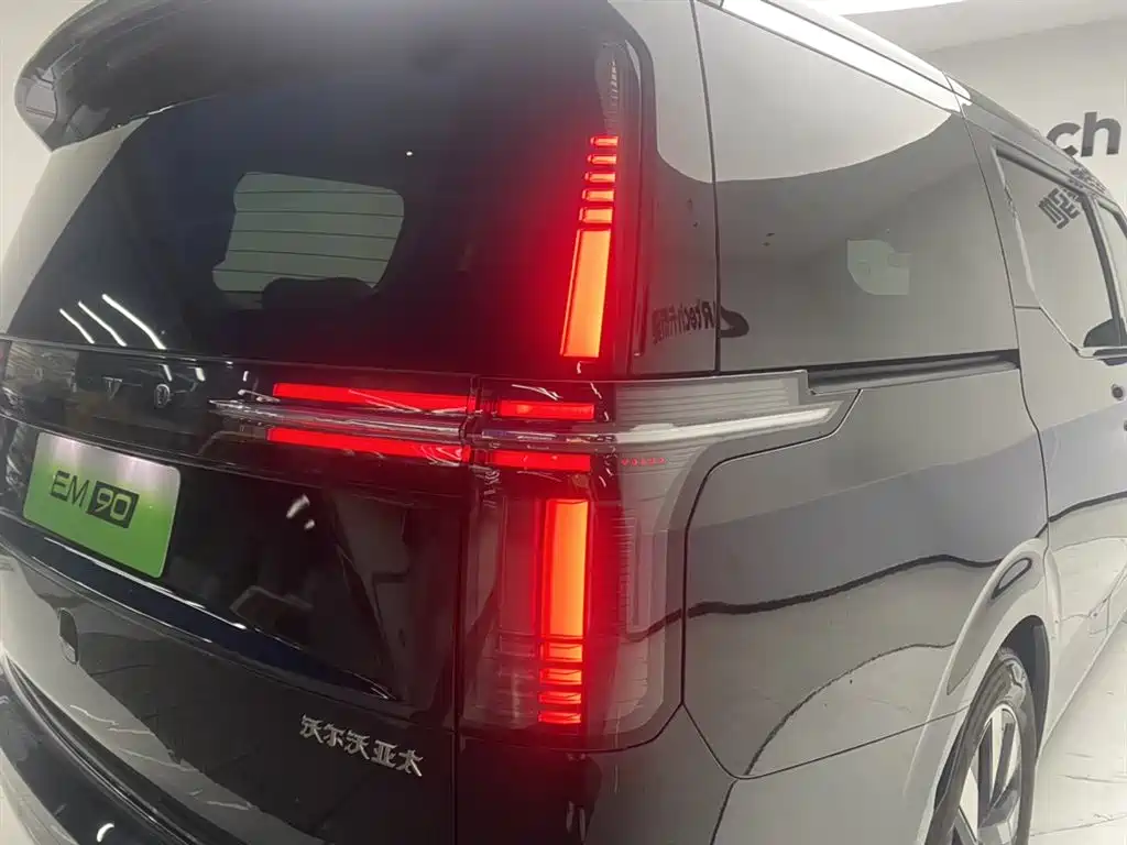 Volvo EM90 2025 Ultra six-seater купить на сайте DeffCars