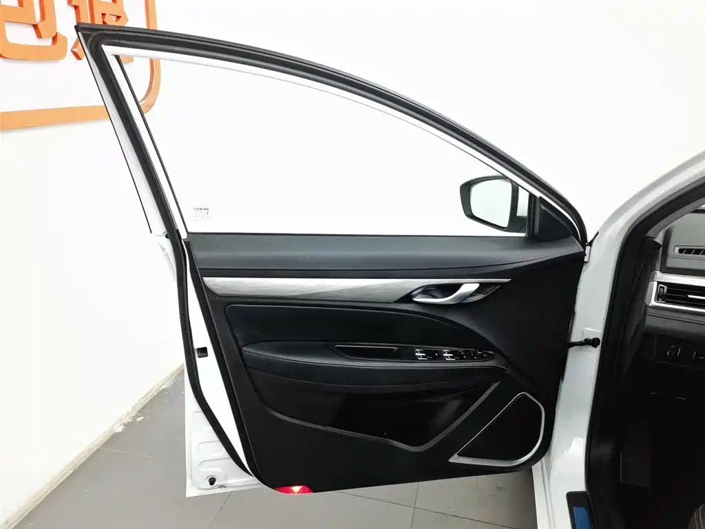 Emgrand 2019 Leading Edition 1.5L CVT upward interconnection type National VI купить на сайте DeffCars
