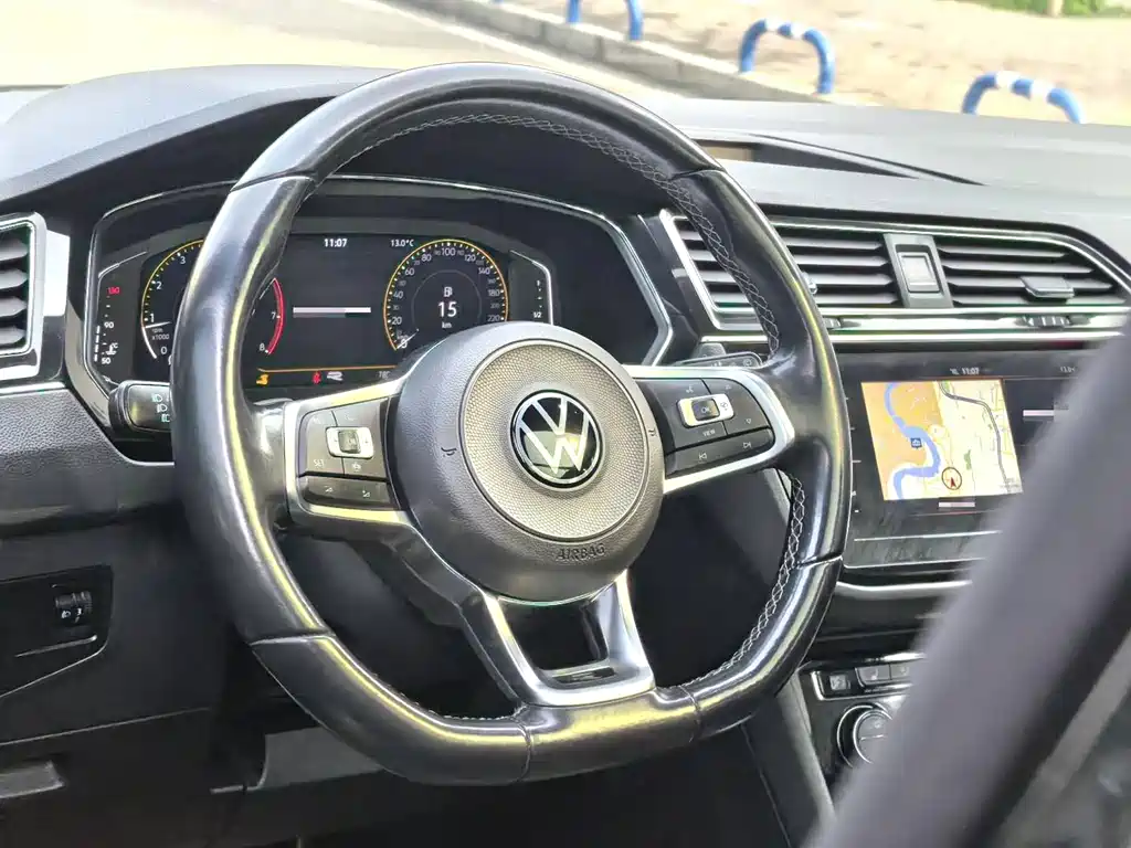 Tiguan L 2021 330TSI automatic two-wheel drive R-Line version купить на сайте DeffCars