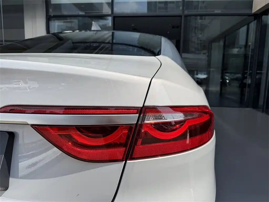 Jaguar XFL 2025 2.0T P250 two-wheel drive exclusive luxury version купить на сайте DeffCars