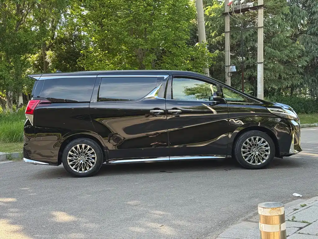 Wilfa 2023 Crown Dual Engine 2.5L HV Premium Edition купить на сайте DeffCars