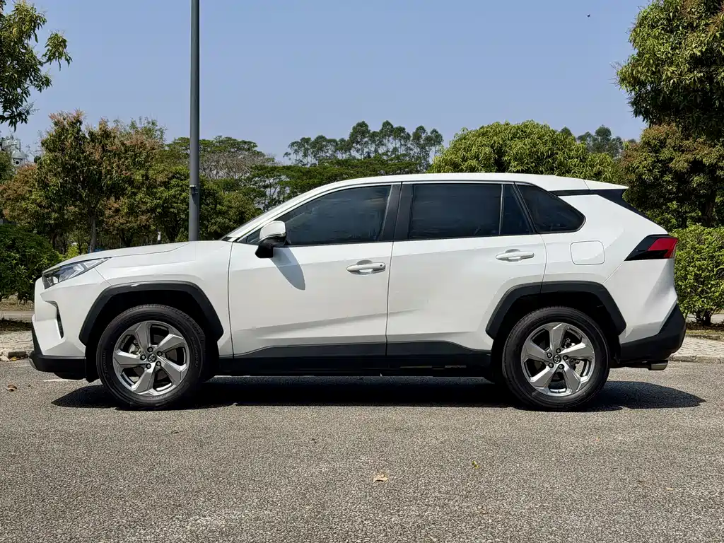 RAV4 Rongfang 2022 2.0L CVT two-wheel drive fashion version купить на сайте DeffCars
