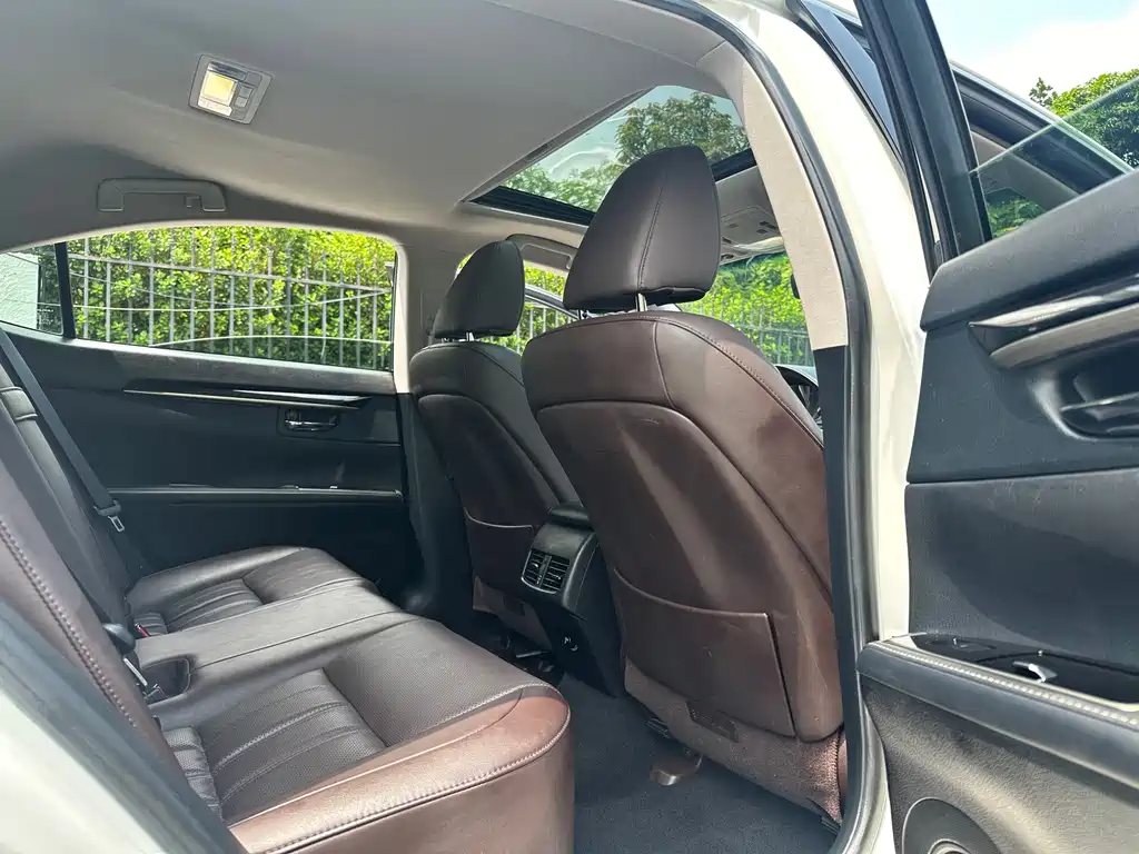Lexus ES 2017 200 30th Anniversary Edition купить на сайте DeffCars