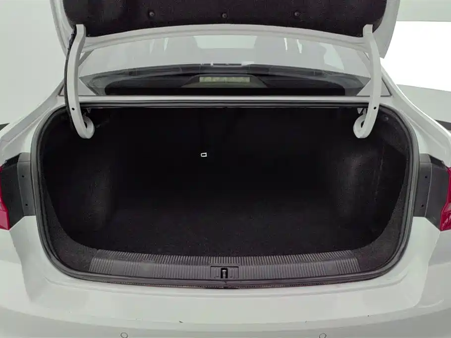 Bora 2018 1.5L manual comfort model купить на сайте DeffCars