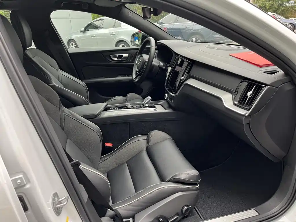 Volvo S60 2024 B5 Zhiya Sports Edition купить на сайте DeffCars