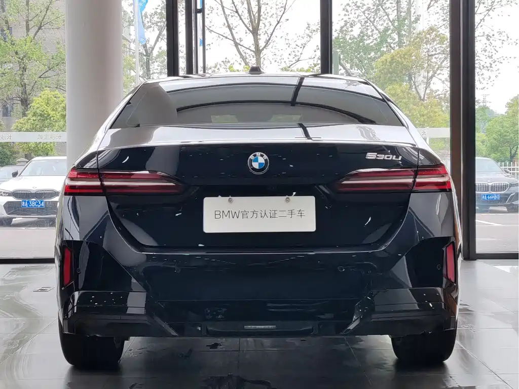 BMW 5 Series 2025 530Li Leading M Sports Package купить на сайте DeffCars