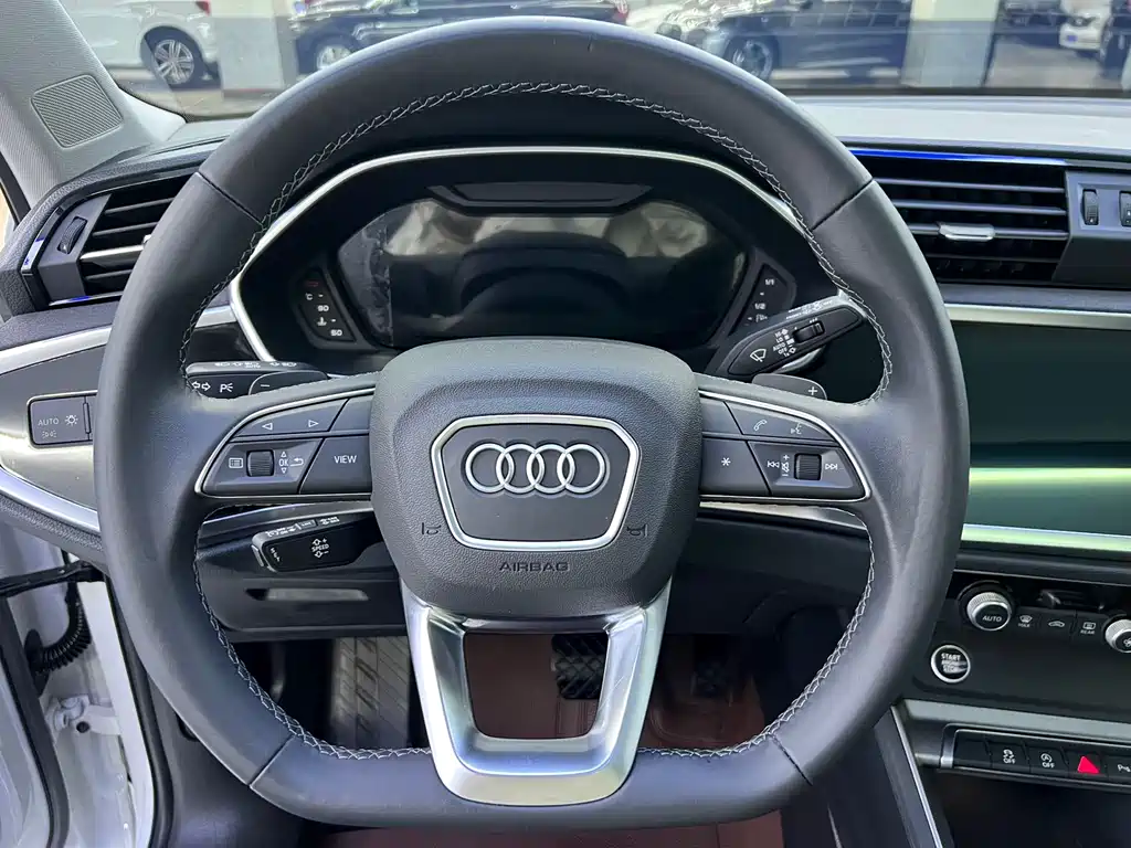 Audi Q3 2023 35 TFSI Fashionable and Dynamic (1.4T) купить на сайте DeffCars