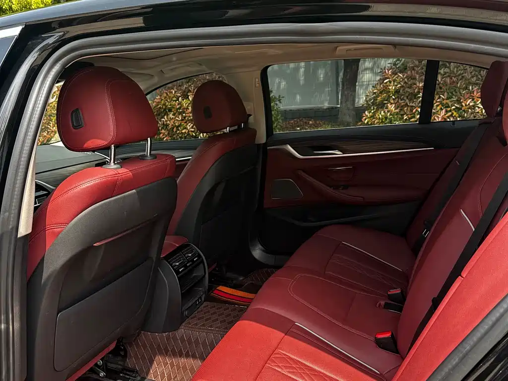 BMW 5 Series 2023 530Li Leading M Sports Package купить на сайте DeffCars
