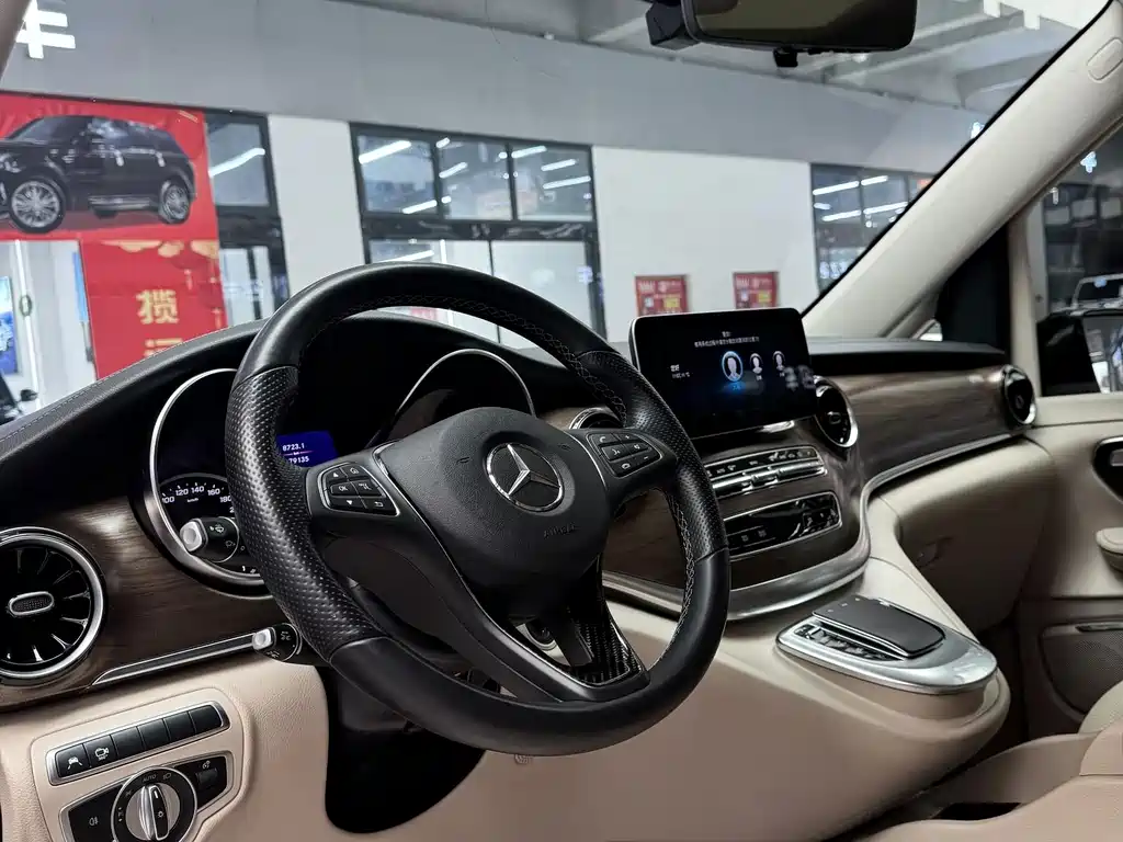 Mercedes V-Class 2022 V 260 L Long Wheelbase Premium Edition купить на сайте DeffCars